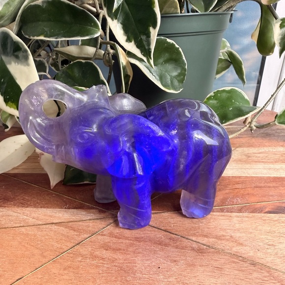 Purple fluorite elephant with mica - Picture 5 of 6